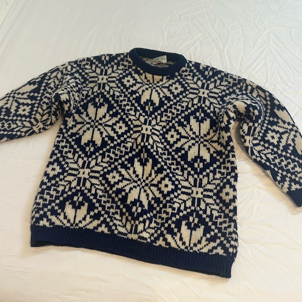 Size 46 women’s M/L Benetton pure Italy wool sweater